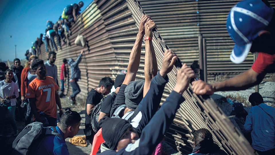 Un grupo de migrantes centroamericanos intentó subir a la valla.