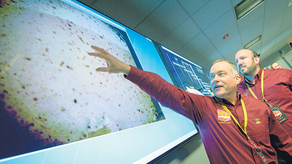 Tom Hoffman, director del proyecto InSight, ante la primera imagen enviada por el módulo robótico al llegar a Marte.