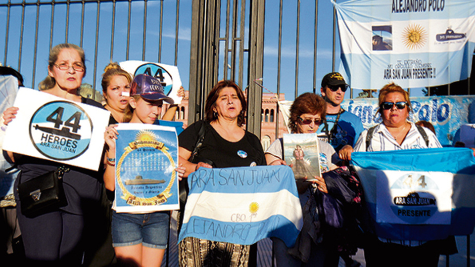 Los familiares reclaman que sean reflotados para poder despedirse de ellos.