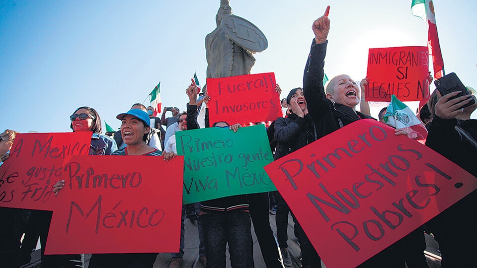 Manifestantes mexicanos protestan en contra de la caravana de centroamericanos ayer en Tijuana.