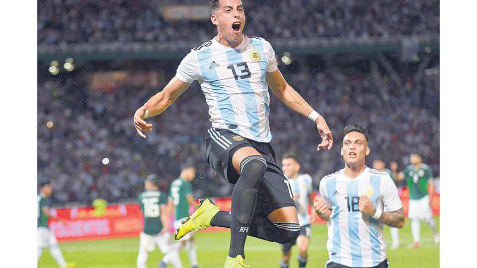 Ramiro Funes Mori grita con el alma el primer gol de Argentina, que venció 2-0 a México.