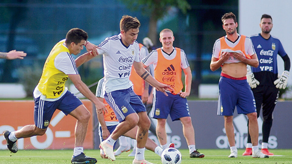 Dybala frente a Acuña en el entrenamiento de ayer. Ambos serían titulares.
