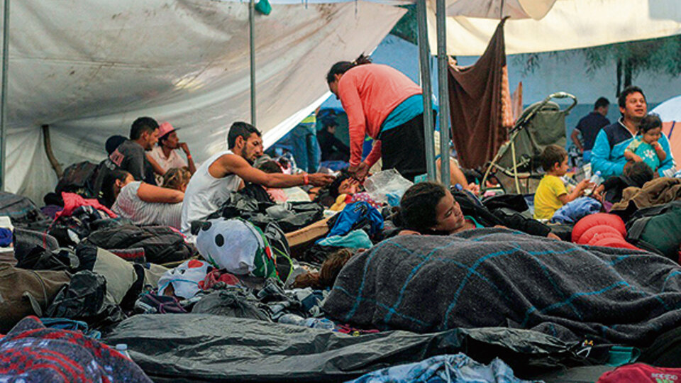 Integrantes de la caravana en el campamento temporal del deportivo Benito Juárez, Tijuana.