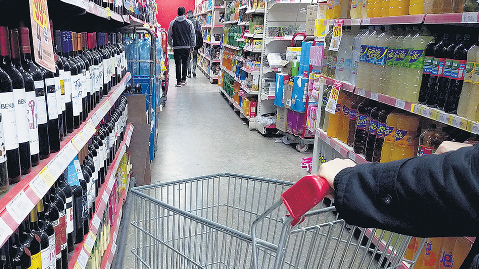 Los precios de los alimentos y bebidas aumentan por encima del promedio, impactando en la canasta familiar.