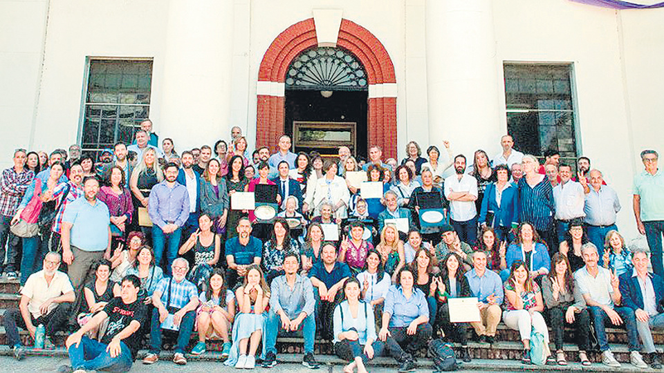 Los premiados posaron luego para la foto de recuerdo en la entrada de la ex ESMA.