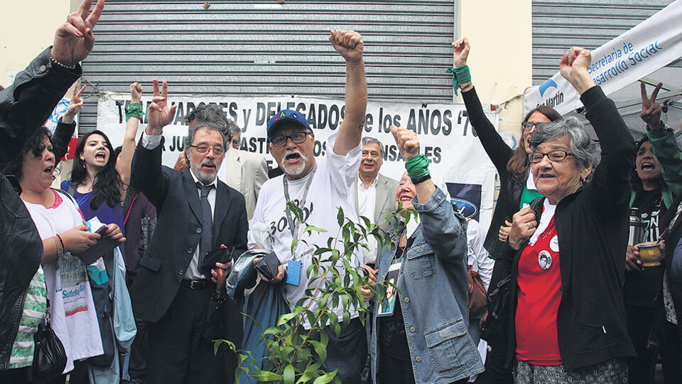 Las víctimas y sus familiares llevaban pañuelos con la leyenda “Juicio y castigo. Ford Nunca Más”.