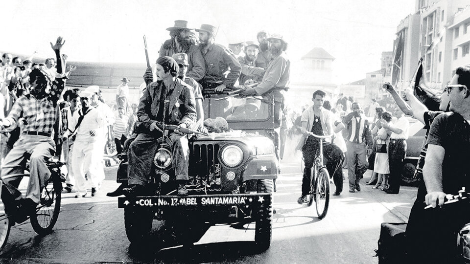 Fidel Castro entrando a La Habana con Camino Cienfuegos (izq.) el 8 de enero de 1959.