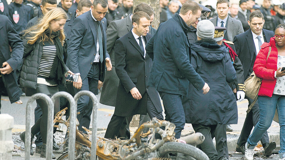 Emmanuel Macron visitó ayer una de las zonas de los enfrentamientos, cerca de Champs Elysée.