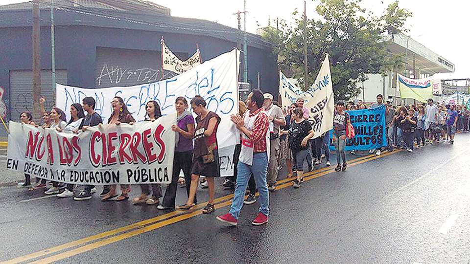 En las escuelas afectadas hubo ayer diversas movilizaciones y protestas espontáneas.