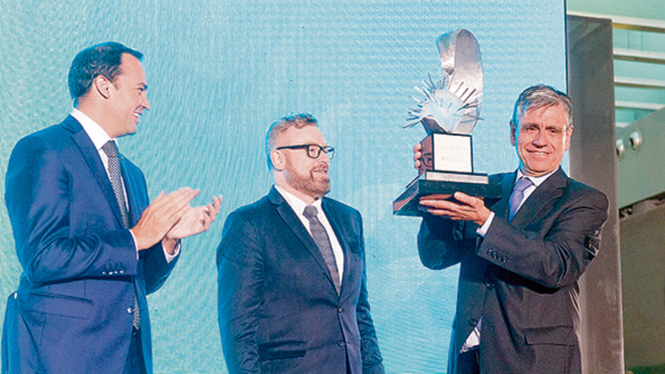 Diego De Mendoza recibió el premio y realizó duras críticas en la Casa de Gobierno.