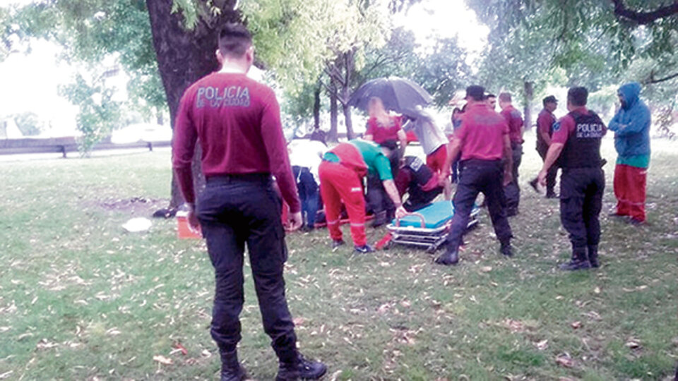 El SAME retira en camillas a la pareja alcanzada por el rayo.