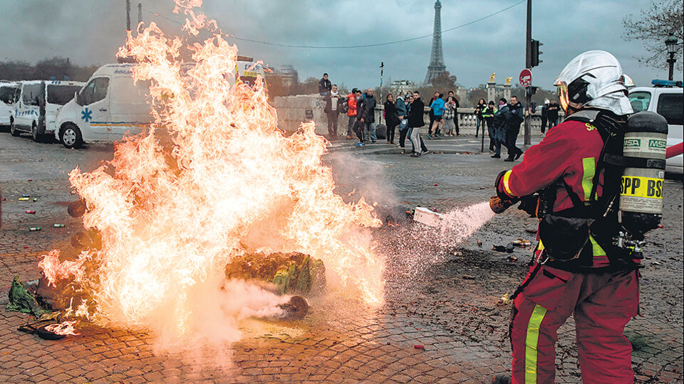 La gente empezó a reclamar la renuncia de Macron mientras crecía el respaldo a la protesta de los chalecos amarillos.