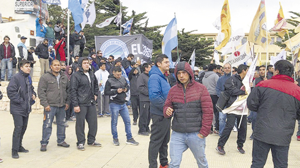 Protestas masivas de petroleros entre 2016 y 2017. No pudieron impedir la baja en el empleo y la precarización.
