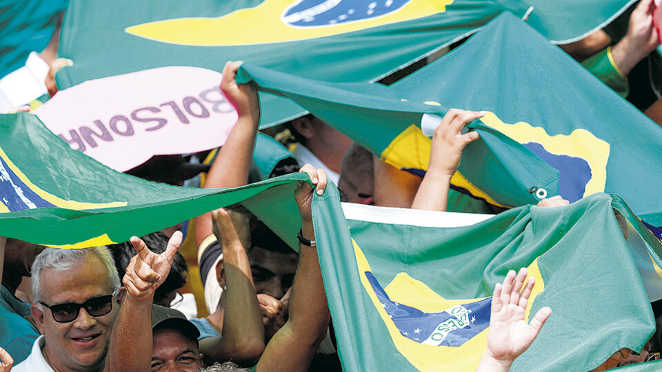 Seguidores de Bolsonaro imitan el gesto de âdispararâ tan caracterÃ­stico del nuevo presidente.