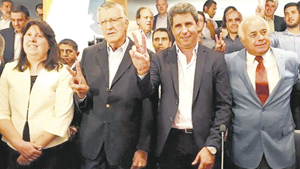 JosÃ© Luis Gioja y Sergio UÃ±ac encabezaron un acto en un salÃ³n colmado en el Provincial de San Juan.