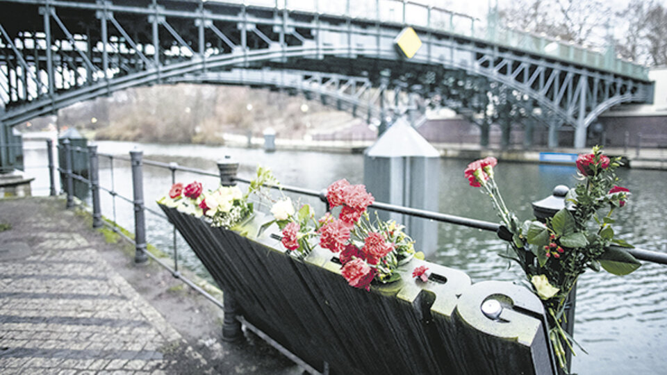 El memorial de Rosa Luxemburgo, en Berlín, cubierto de flores en el centenario de su muerte.