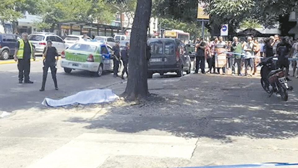 El escenario donde se produjo el asalto y el cuerpo del policÃa baleado, en Florida.