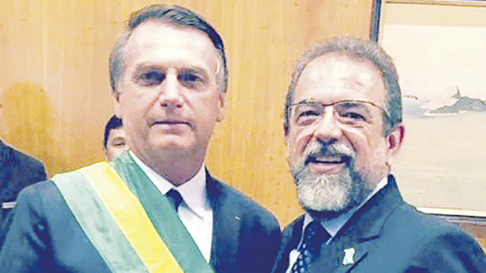 El mandatario brasileño sonrÃe junto a Salesio Nuhs, dueño de la compañÃa Taurus.