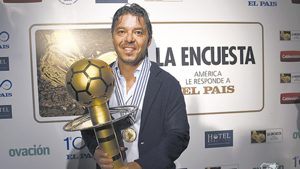 Marcelo Gallardo con el trofeo que lo consagra como el mejor entrenador de América.