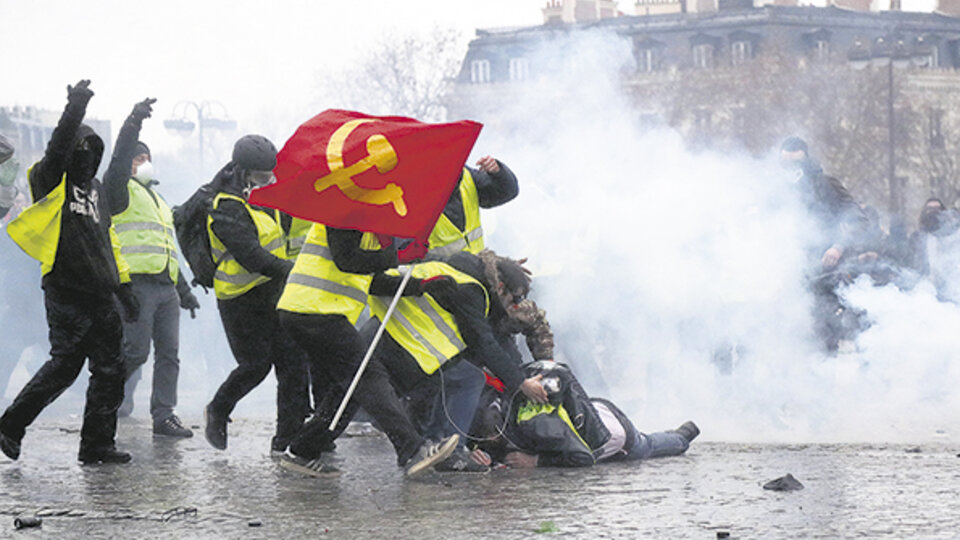 La batalla de ParÃ­s, con mucho frÃ­o, enfrentando el gas y los camiones hidrantes.