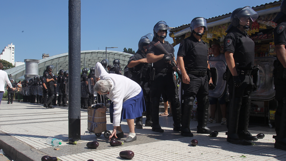 Resultado de imagen para seÃ±ora verdura policia