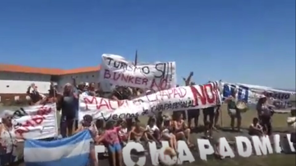 Los vecinos llevaron pancartas contrarias a Macri.