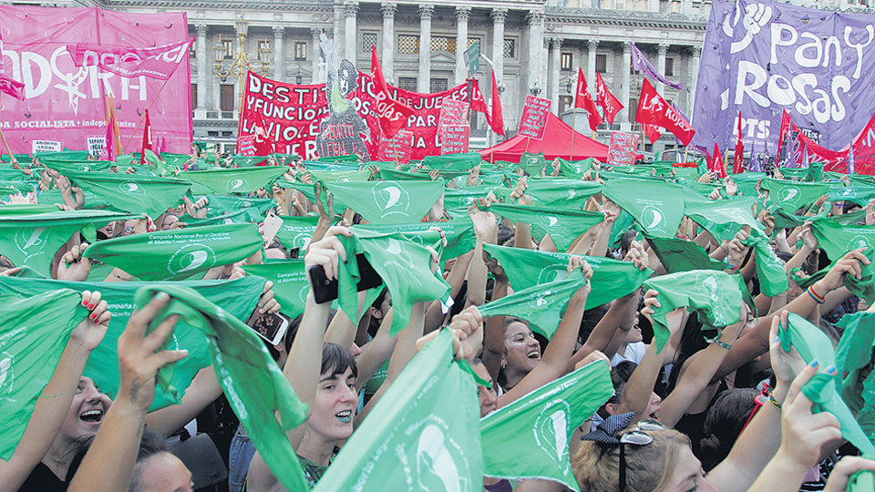 Pese al calor agobiante en la ciudad, la marea verde estalló frente al Congreso Nacional.