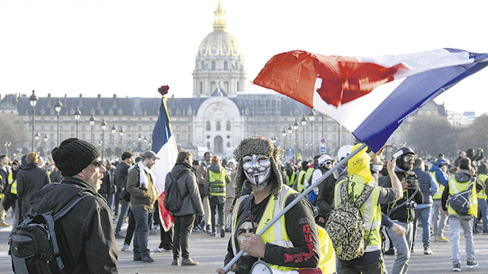 Manifestantes identificados con chalecos amarillos protestan en Paris.