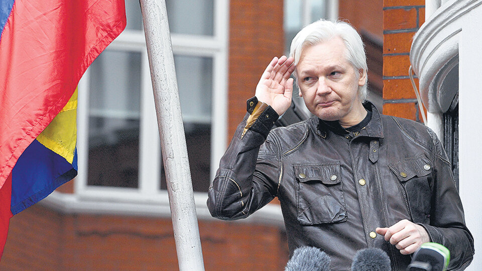 Assange acusou a embaixada de instalar inibidores de frequência para isolá-lo do lado de fora.
