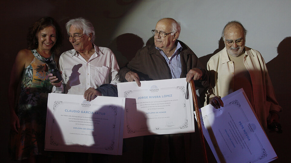 García Satur, Rivera López y Pepe Novoa, tres de los premiados, junto a Alejandra Darín.