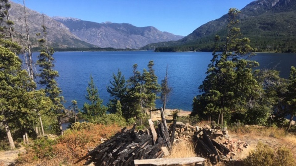 Pese al brote de hantavirus y los incendios forestales, Epuyén sigue amaneciendo estoica, impactante y eterna.