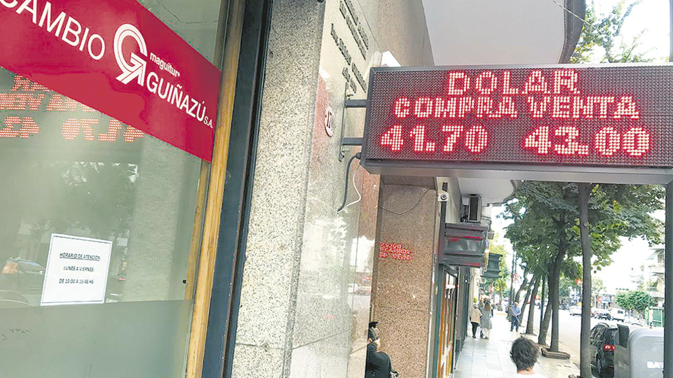 La cotización del dólar en casas de cambio estuvo cerca de los 44 pesos.