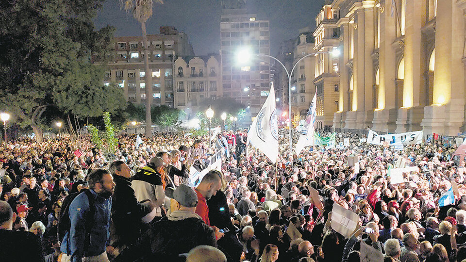La movilizaciÃ³n de respaldo a Ramos Padilla se hizo frente al Palacio de Tribunales.