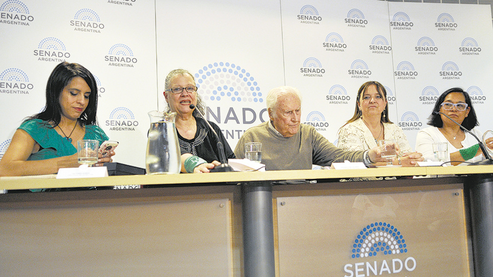 El panel: Victoria Donda, Diana Maffía, Pino Solanas, Magdalena Odarda y Ana Villanueva.