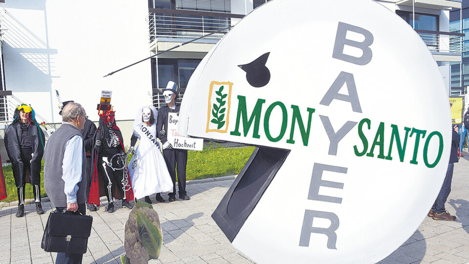 Una protesta contra Monsanto-Bayer a la salida del juicio en California.