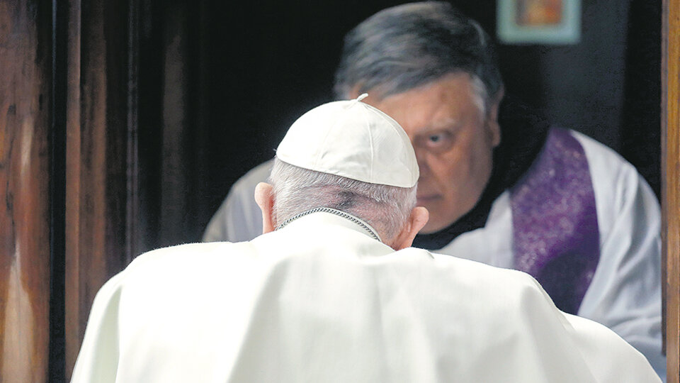 Francisco, de rodillas, se confiesa durante una misa por el tercer viernes de Cuaresma.