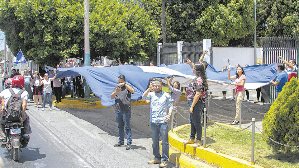 Familiares y amigos de los manifestantes presos celebran su excarcelación en la entrada a la cárcel.