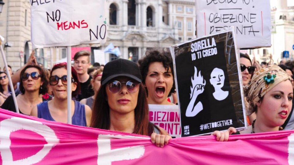 En el marco del 8M, un grupo de mujeres protestó frente a los tribunales de Ancona.