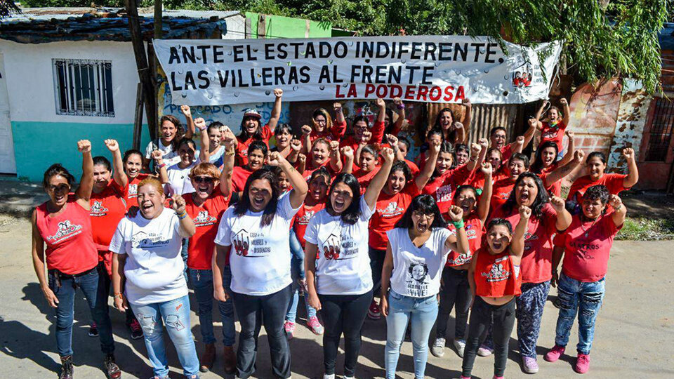 Las mujeres de Rosario y otros lugares frente a la nueva Casa de Los Pumitas.