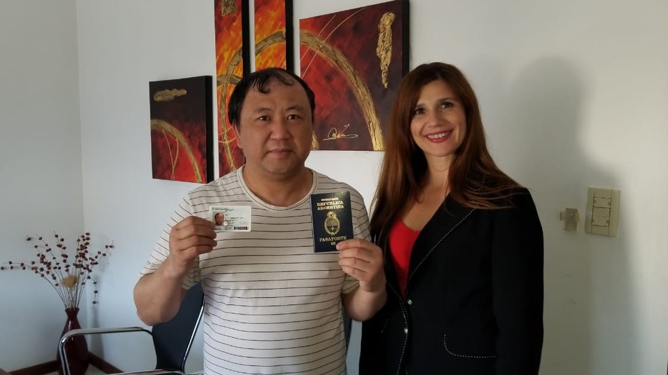 La abogada Déborah Huczek y el ex apátrida Wei Jía.