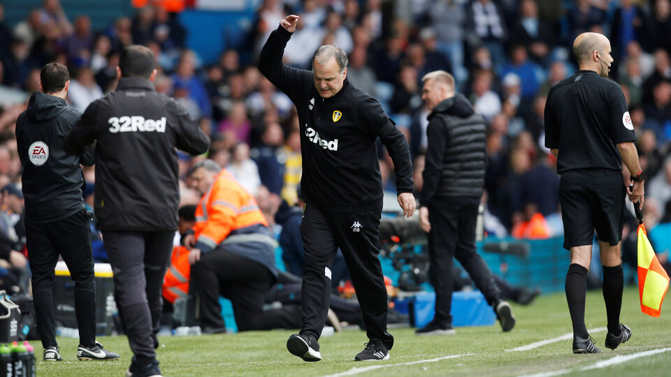 Bielsa gesticula junto a la raya. Su decisión mereció elogios y críticas.