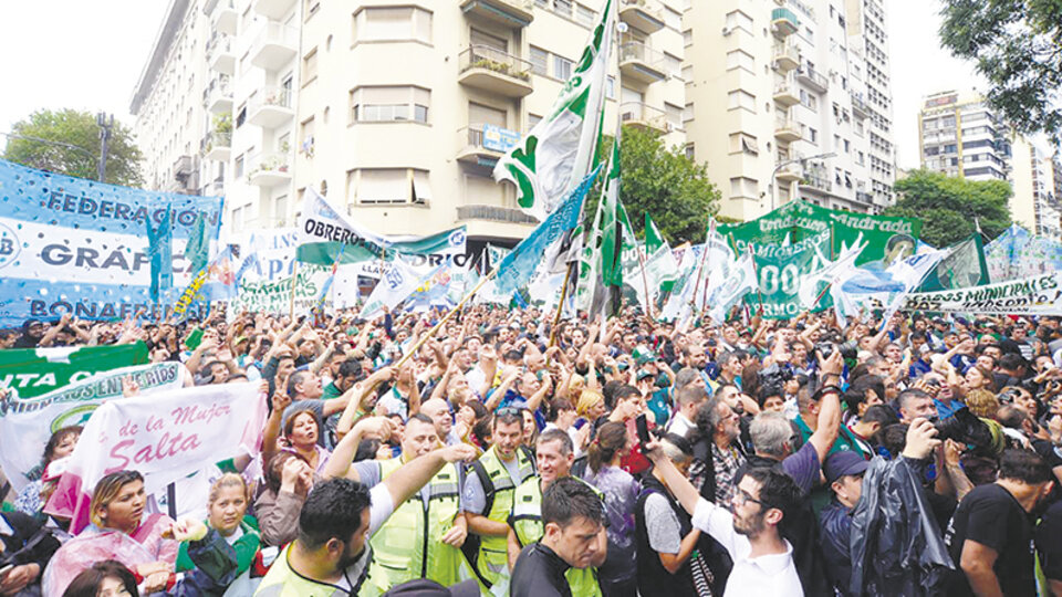 La marcha se detuvo frente al Congreso para entregar un proyecto en defensa de la industria nacional.