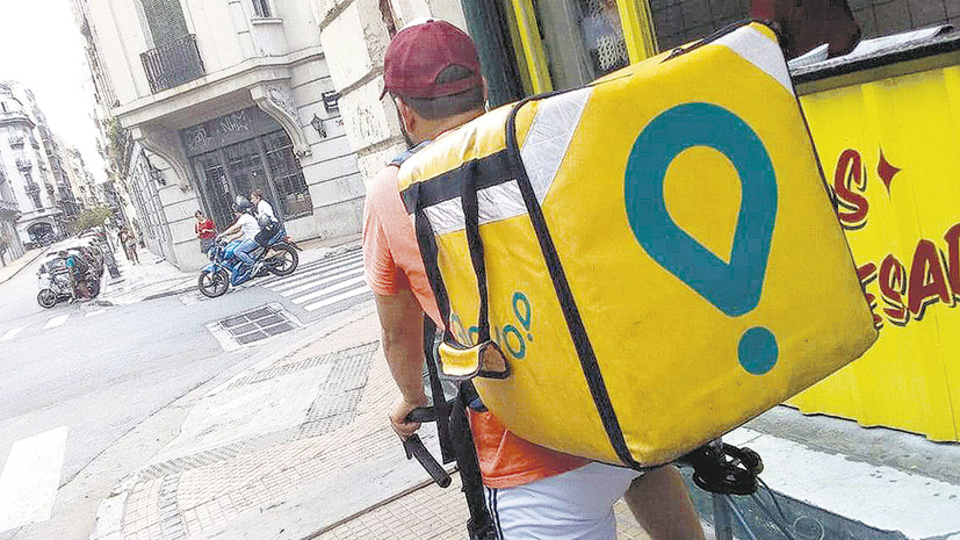 Una de las irregularidades es la caja llevada en la espalda en lugar de estar sujeta a la bici.