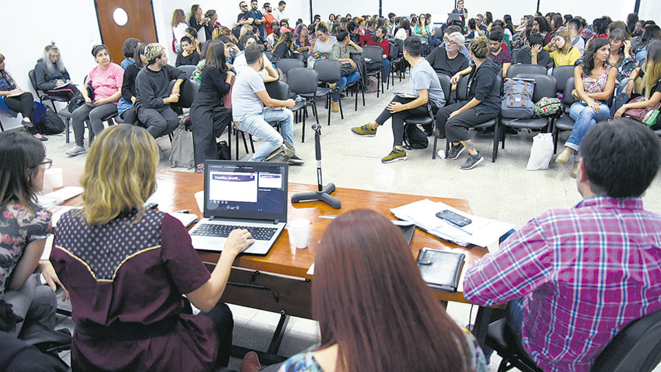 Una de las mesas de debate del congreso en la universidad platense.