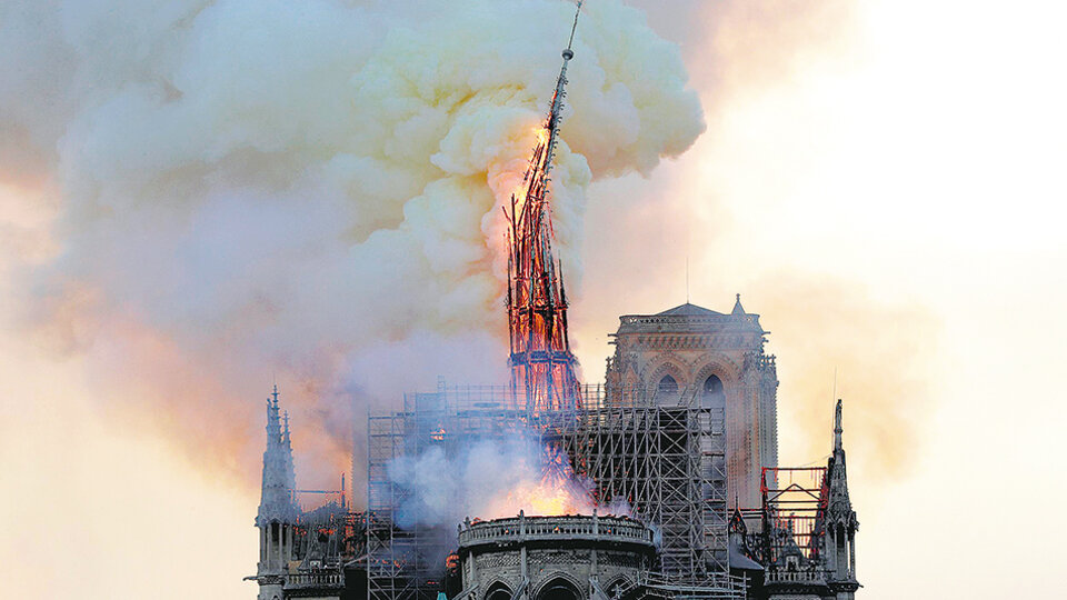El fuego que arrasó 800 años de historia | Notre Dame ardió más de seis horas | Página12 El fuego que arrasó 800 años de historia | Notre Dame ardió más de seis horas | Página12