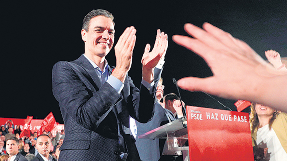 Pedro Sánchez, líder del PSOE, en el cierre de campaña en Valencia.