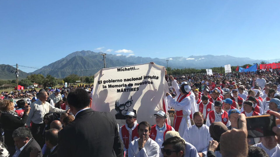 La pancarta que se mostró en contra de Michetti.