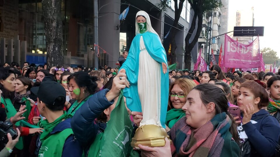 Las manifestantes llevaron una Virgen como la de la muestra censurada.