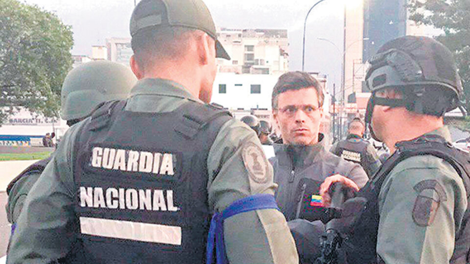 López habla con soldados venezolanos poco antes de ser liberado de su prisión domiciliaria.