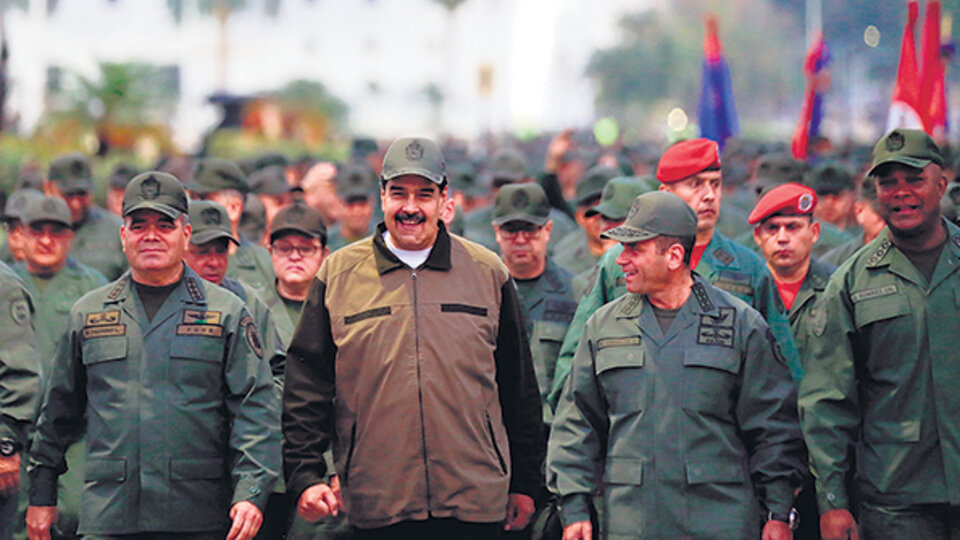 Maduro en Fuerte Tiuna, Caracas, rodeado de militares, durante un acto militar.